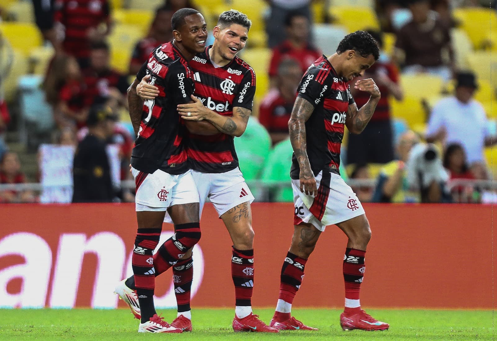 Wallace Yan, Ayrton Lucas e Allan no Maracanã