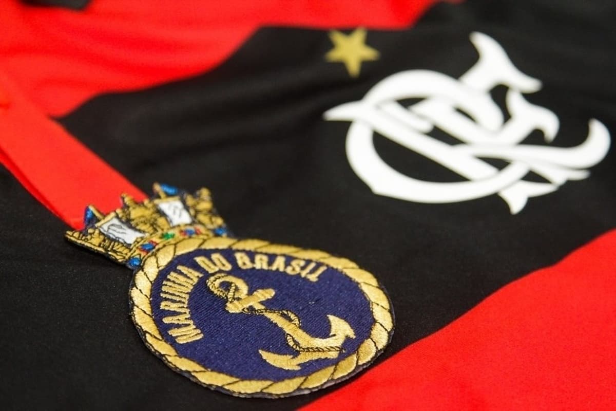 Na imagem vemos o Manto com os símbolos da marinha e do Flamengo lado a lado