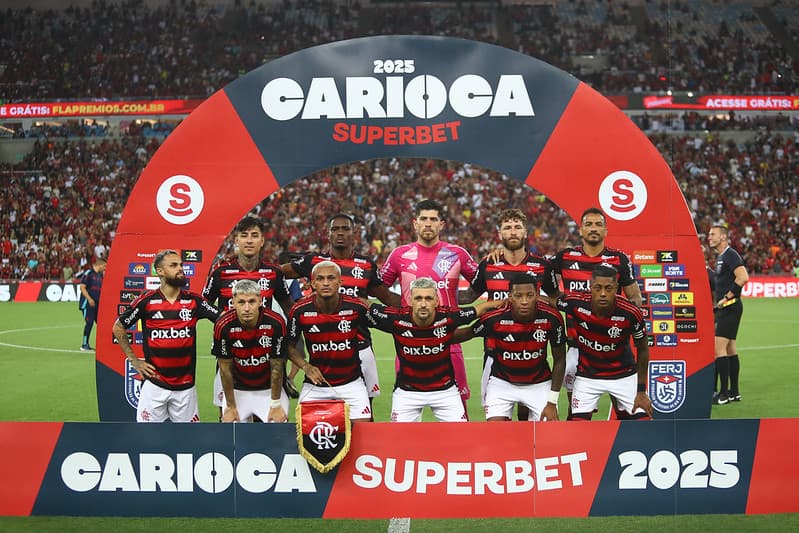 Time do Flamengo perfilado antes de jogo do Carioca