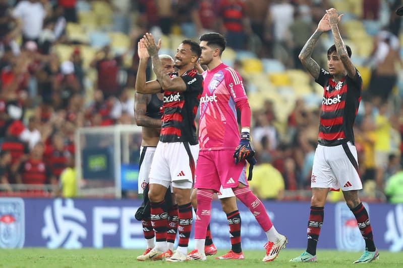 Jogadores do Flamengo aplaudem torcida após vitória