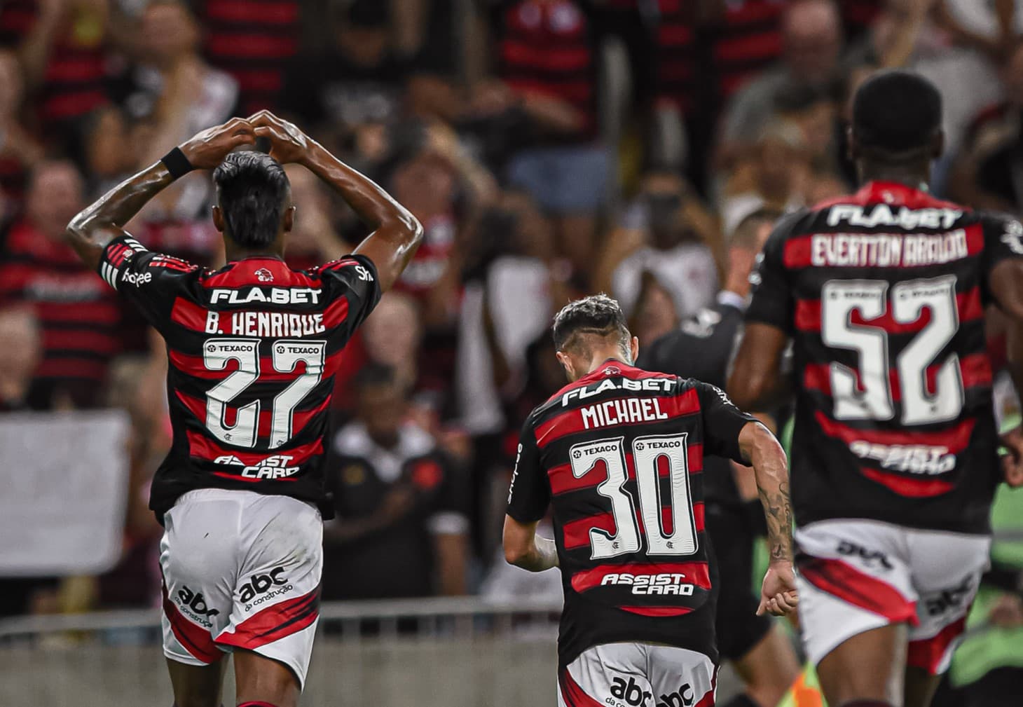 Bruno Henrique, Michael e Evertton Araújo comemoram gol