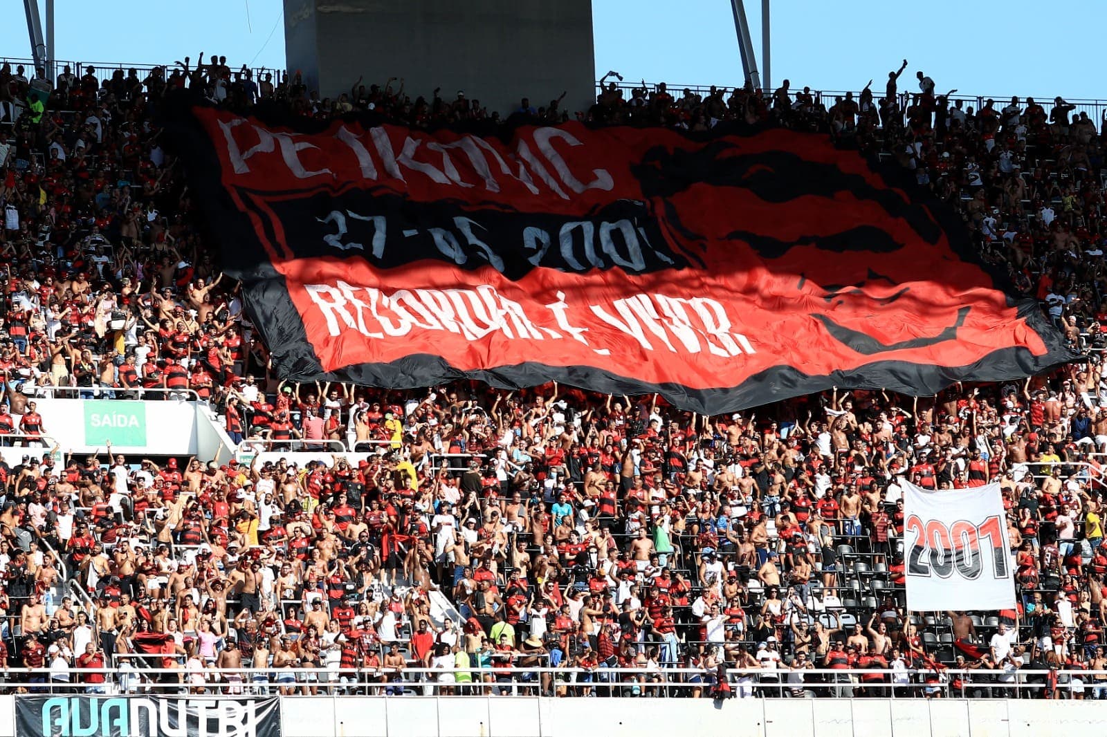 Torcedores do Flamengo exibem bandeirão sobre gol de Pet em 2001 no Engenhão