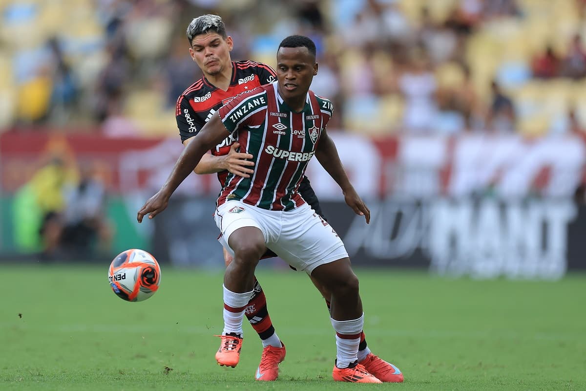 Jhon Arias disputa bola com Ayrton Lucas no jogo