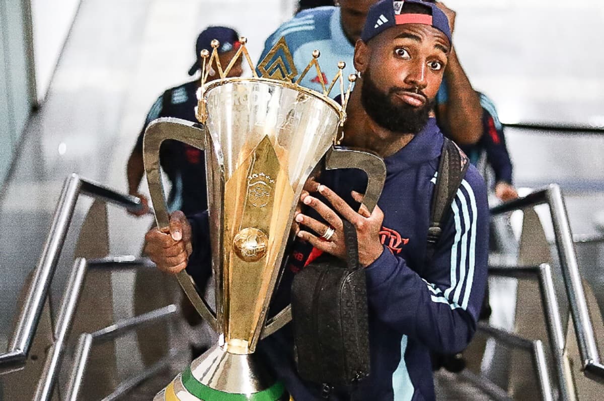 gerson com a taça da supercopa do brasil