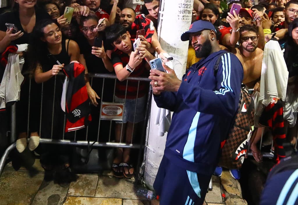 Gerson atendendo torcida do Flamengo na chegada a Belém