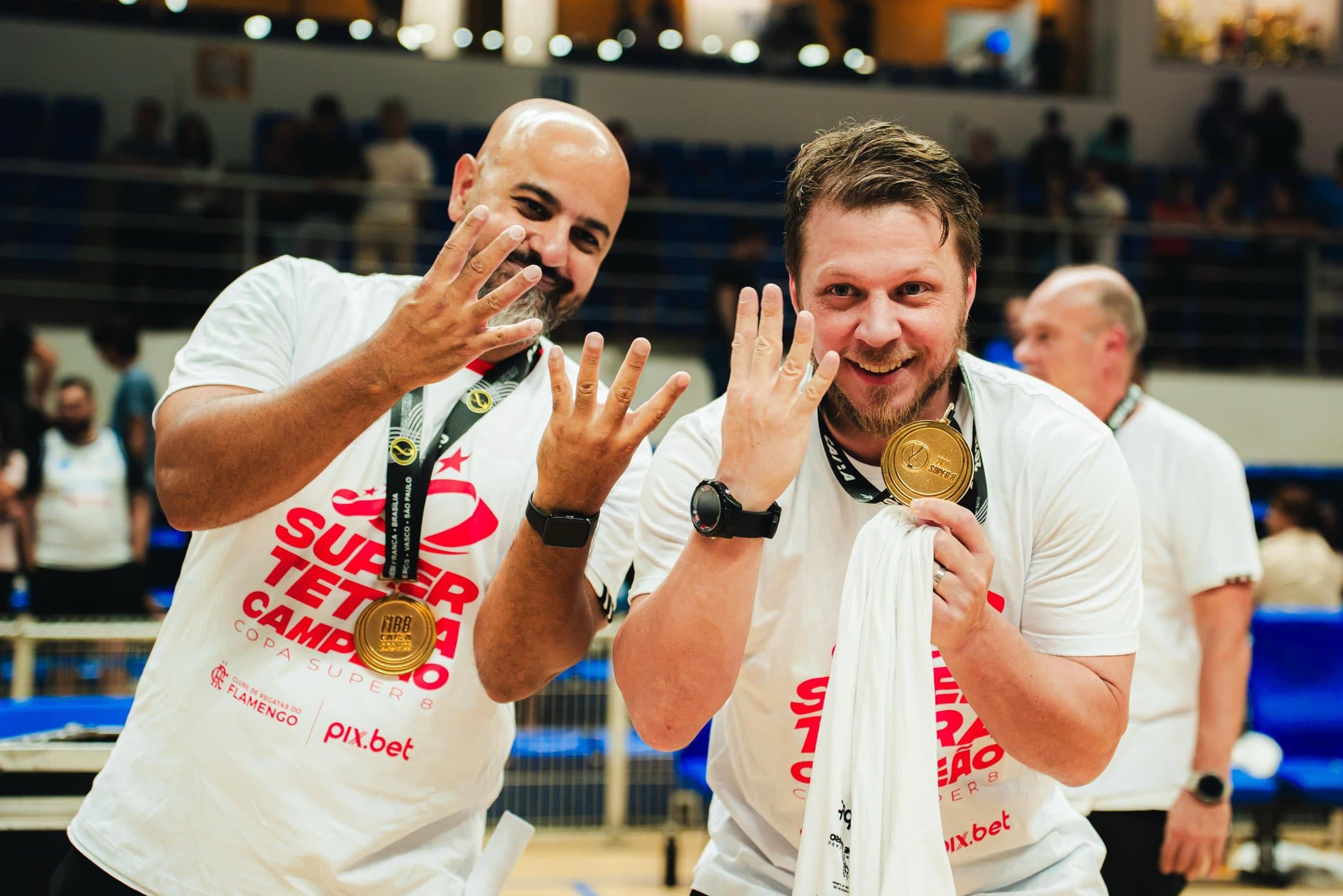 Gustavo de Conti com a medalha conquistada pelo Flamengo Copa Super 8