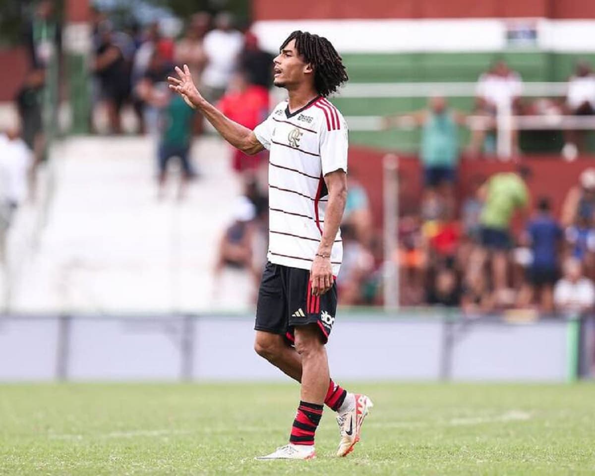 Gusttavo orienta os companheiros em jogo do Flamengo na base