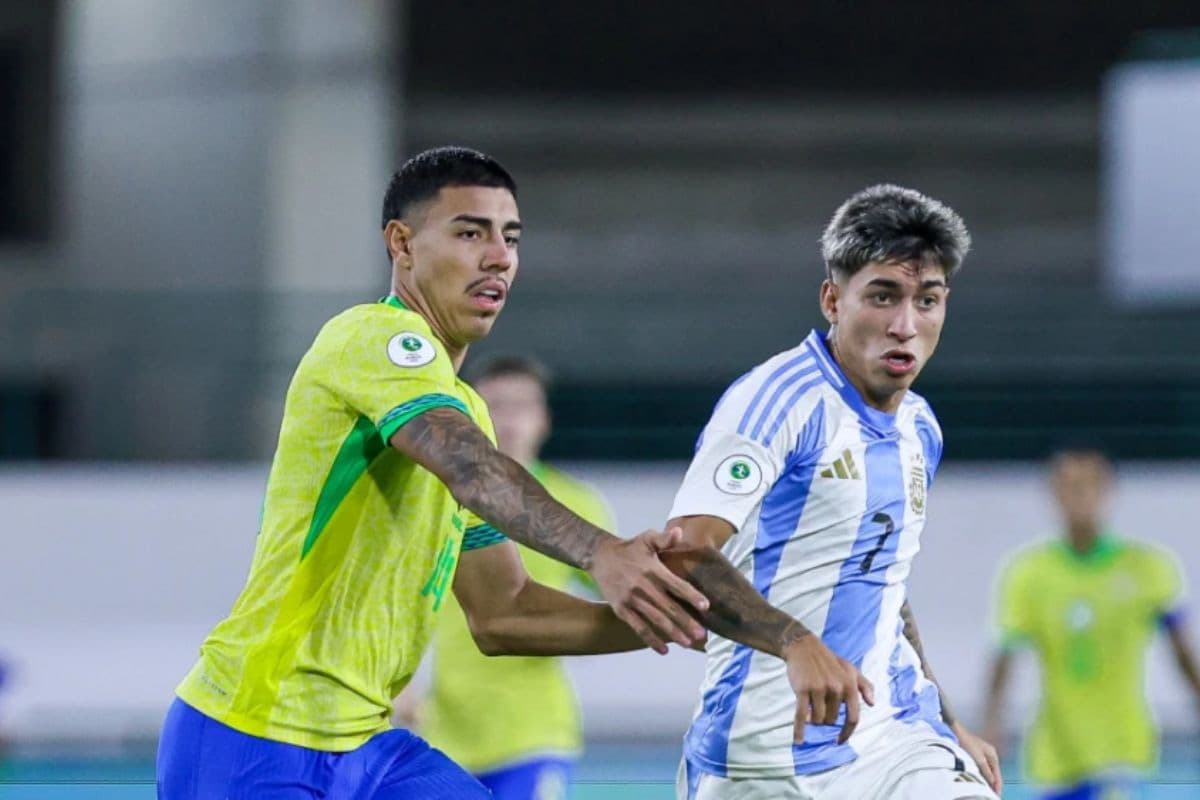 zagueiro Iago atuando contra a Argentina pela Seleção Brasileira Sub-20
