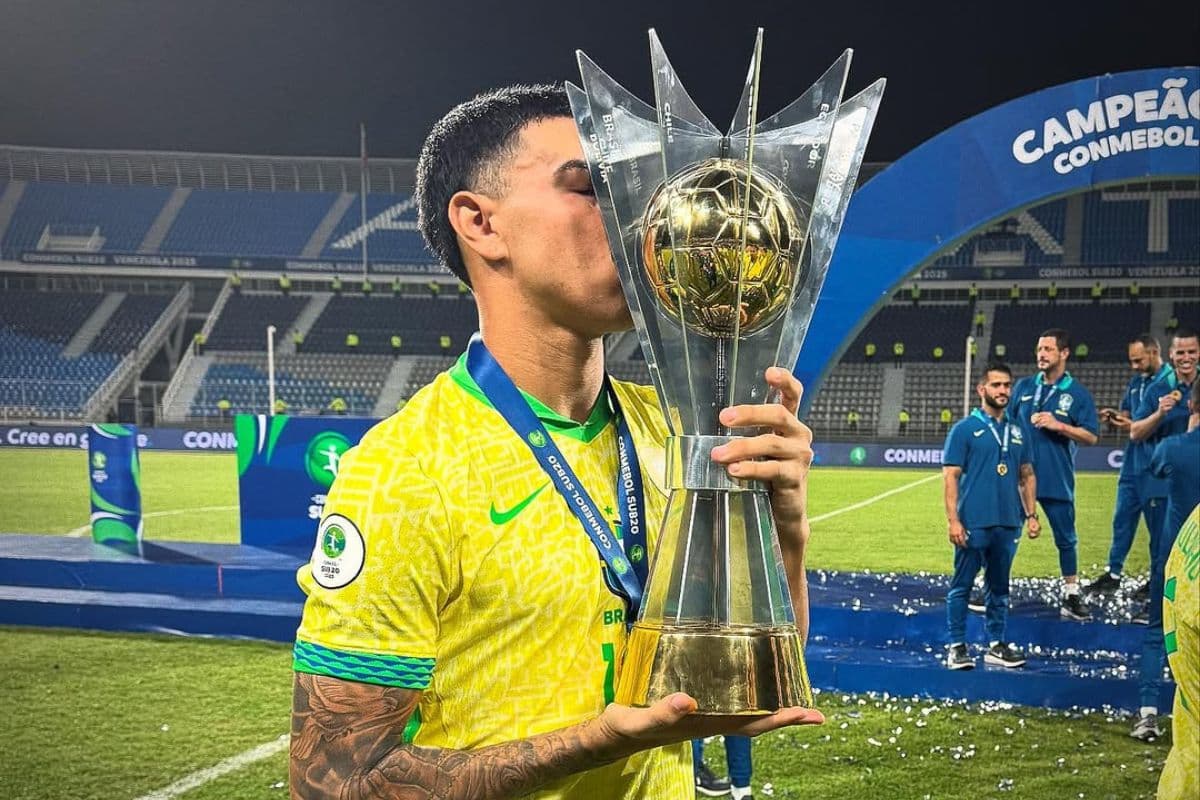 Iago, zagueiro do Flamengo, com o título do Sul-Americano Sub-20 com a Seleção Brasileira