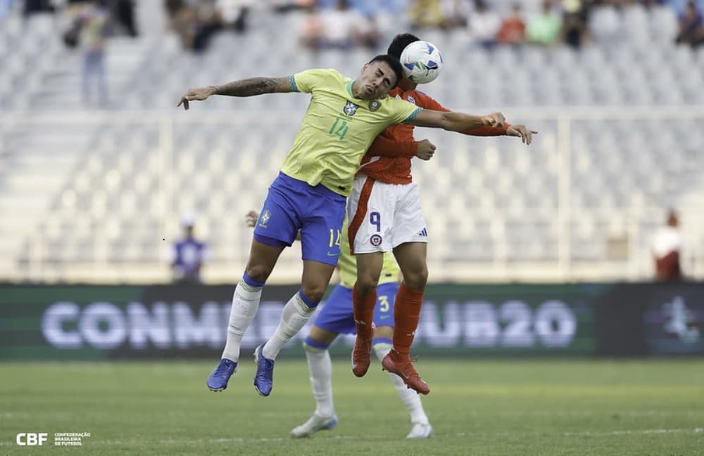 Iago em disputa aérea em partida da Seleção Brasileira Sub-20 contra o Chile pelo Sul-Americano 2025 na cidade de Puerto La Cruz nesse domingo 16/02.