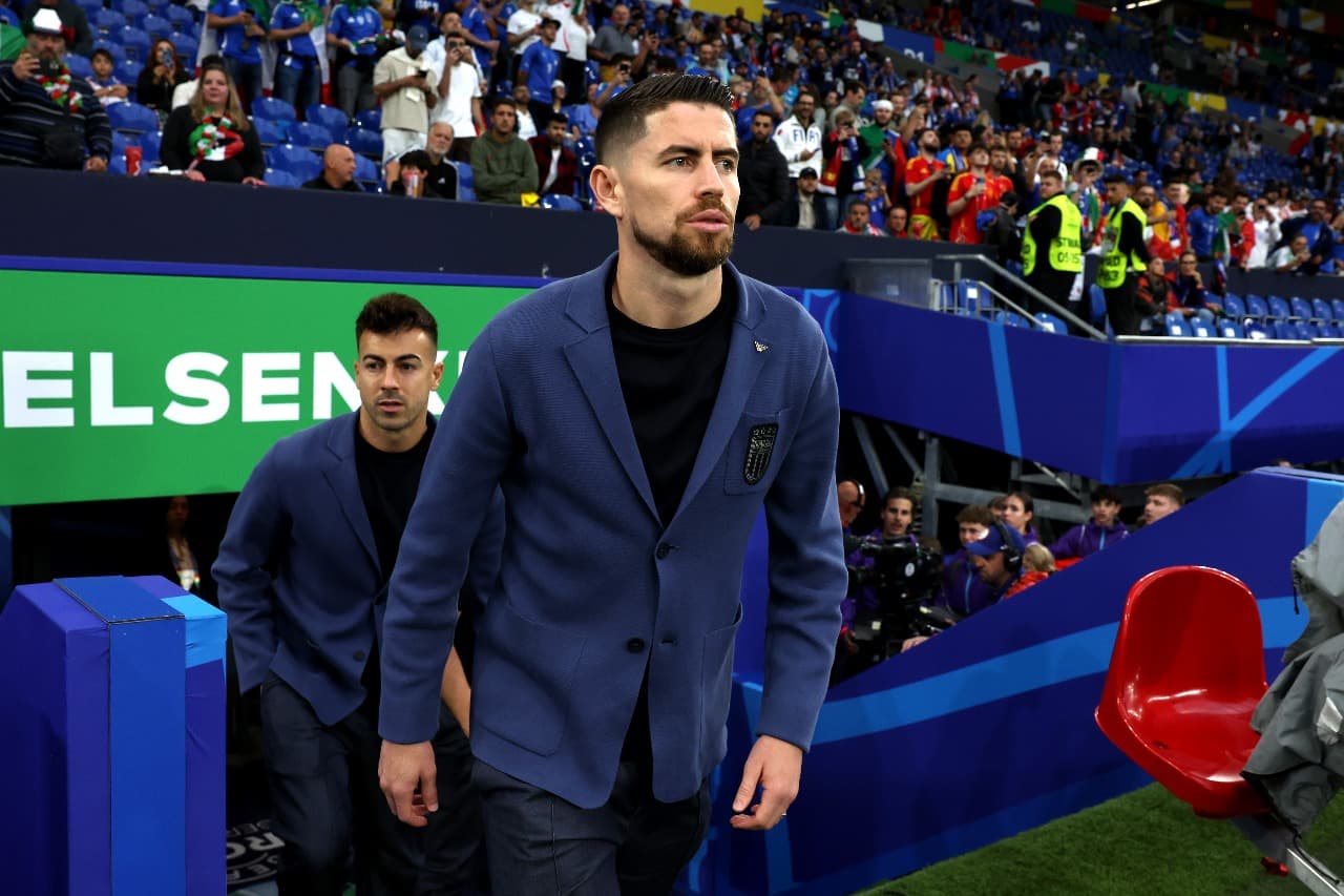 GELSENKIRCHEN, ALEMANHA - 20 DE JUNHO: Jorginho da Itália observa enquanto sai do túnel para inspecionar o campo antes da partida da fase de grupos do UEFA EURO 2024 entre Espanha e Itália na Arena AufSchalke em 20 de junho de 2024 em Gelsenkirchen