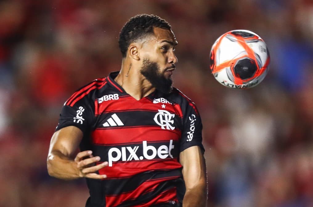 Juninho cabeceia para gol sobre a Portuguesa