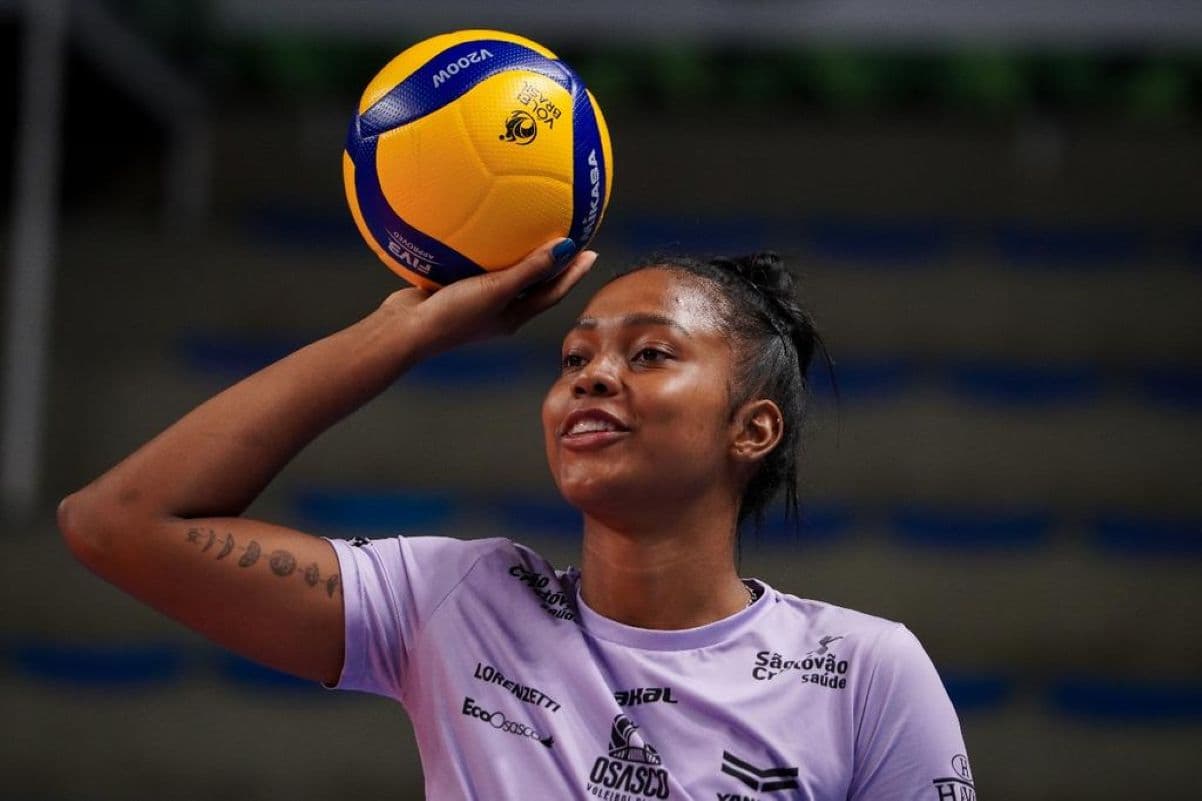 Kenya, levantadora do Osasco, no aquecimento