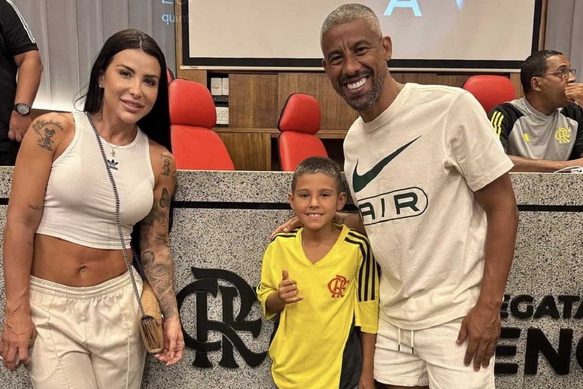 Léo Moura posa com o filho e a mulher após acerto com o Flamengo