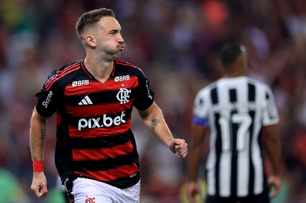 RIO DE JANEIRO, BRASIL - 12 DE FEVEREIRO: Leo Ortiz, do Flamengo, comemora após marcar o primeiro gol do time durante a partida do Campeonato Carioca 2025 entre Flamengo e Botafogo, no Estádio do Maracanã, em 12 de fevereiro de 2025, no Rio de Janeiro, Br
