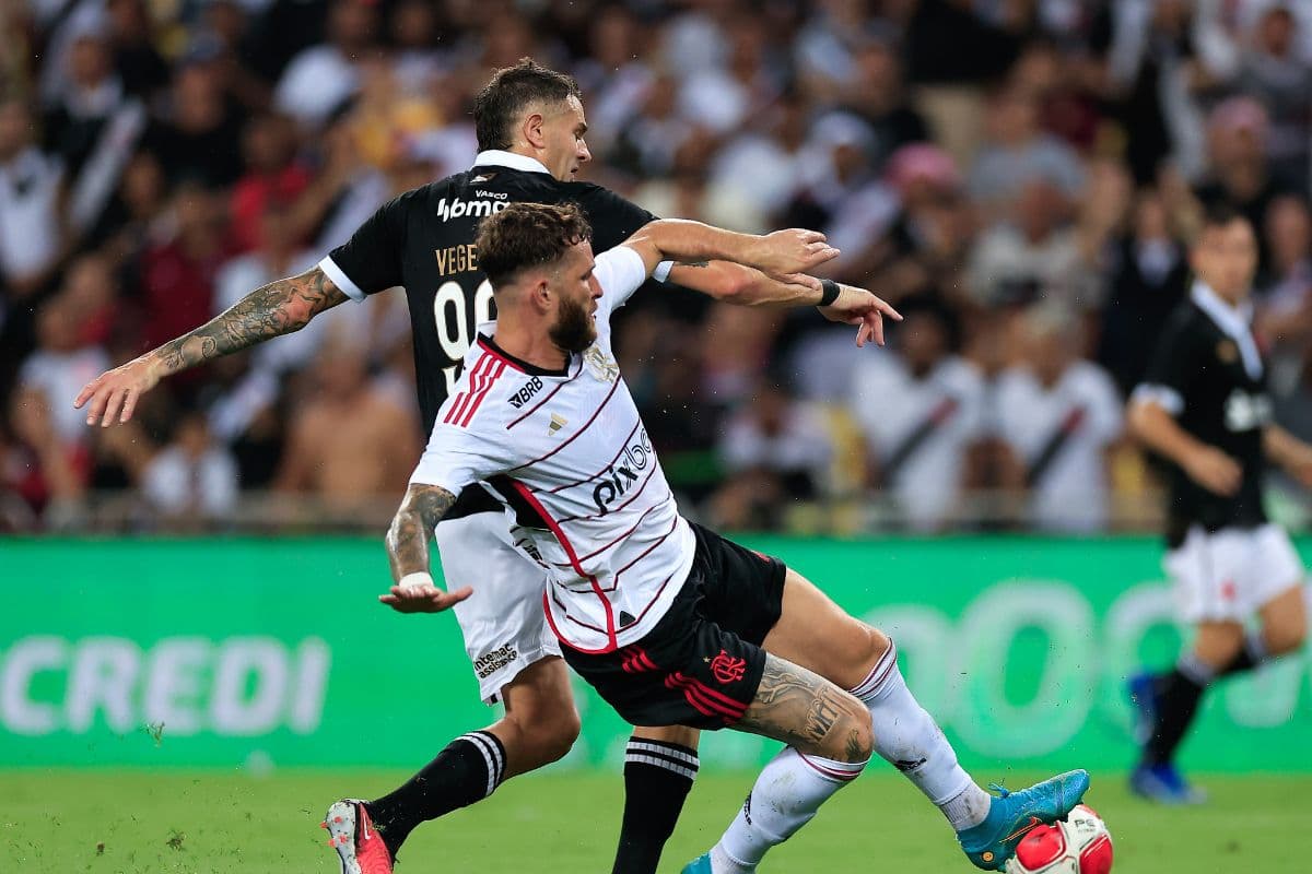 léo pereira disputando com Vegetti em um flamengo x vasco