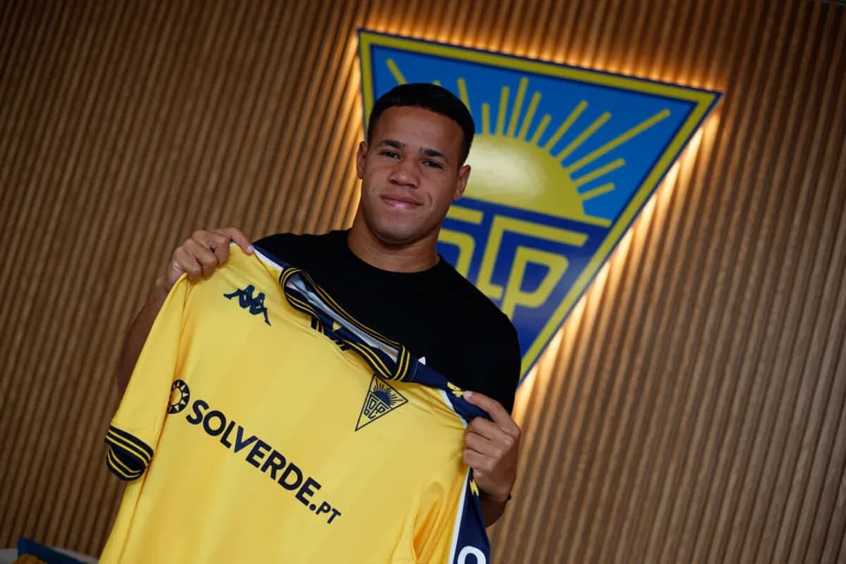 Léo Santos posa com camisa do Estoril