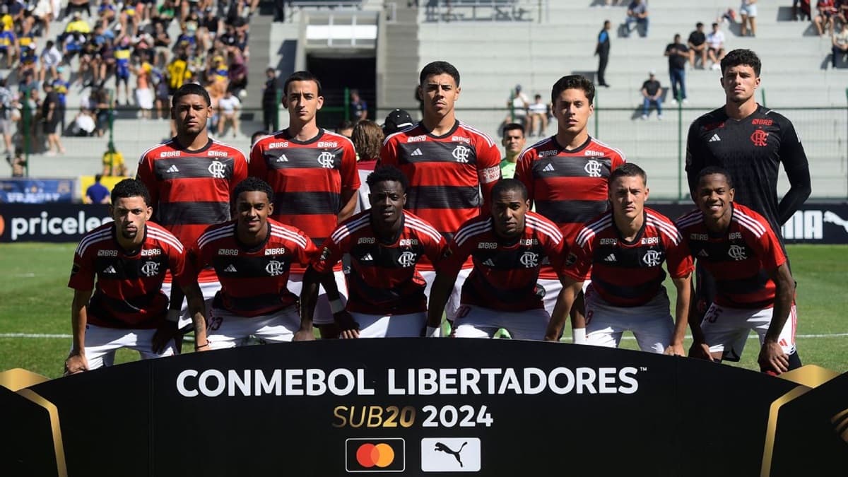 Jogadores do Flamengo posam para foto antes de jogo pela Libertadores Sub-20