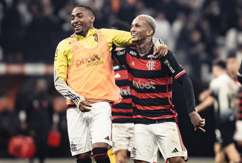 Lorran e Wesley juntos comemorando