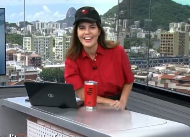 Mariana Gross sorri com boné do Flamengo no RJ TV