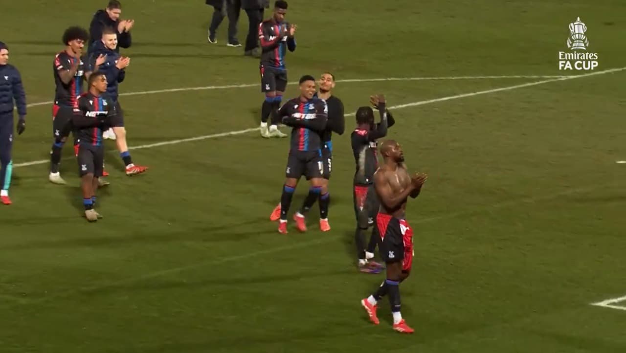 Matheus França celebrando com jogadores em frente à torcida