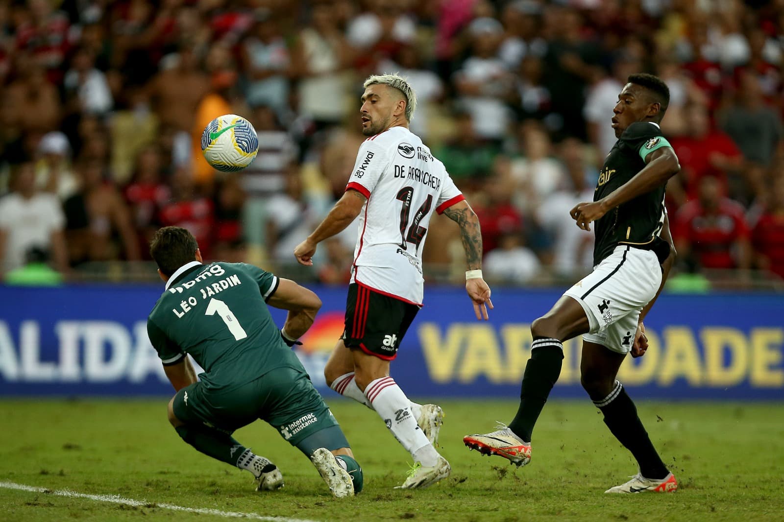 Arrascaeta encobre Léo Jardim para marcar quarto gol do Flamengo sobre o Vasco no 6 a 1