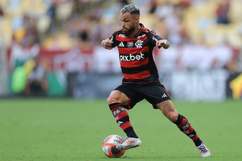RIO DE JANEIRO, BRASIL - 08 DE FEVEREIRO: Michael do Flamengo corre com a bola durante uma partida do Campeonato Carioca 2025 entre Fluminense e Flamengo no Estádio do Maracanã em 08 de fevereiro de 2025