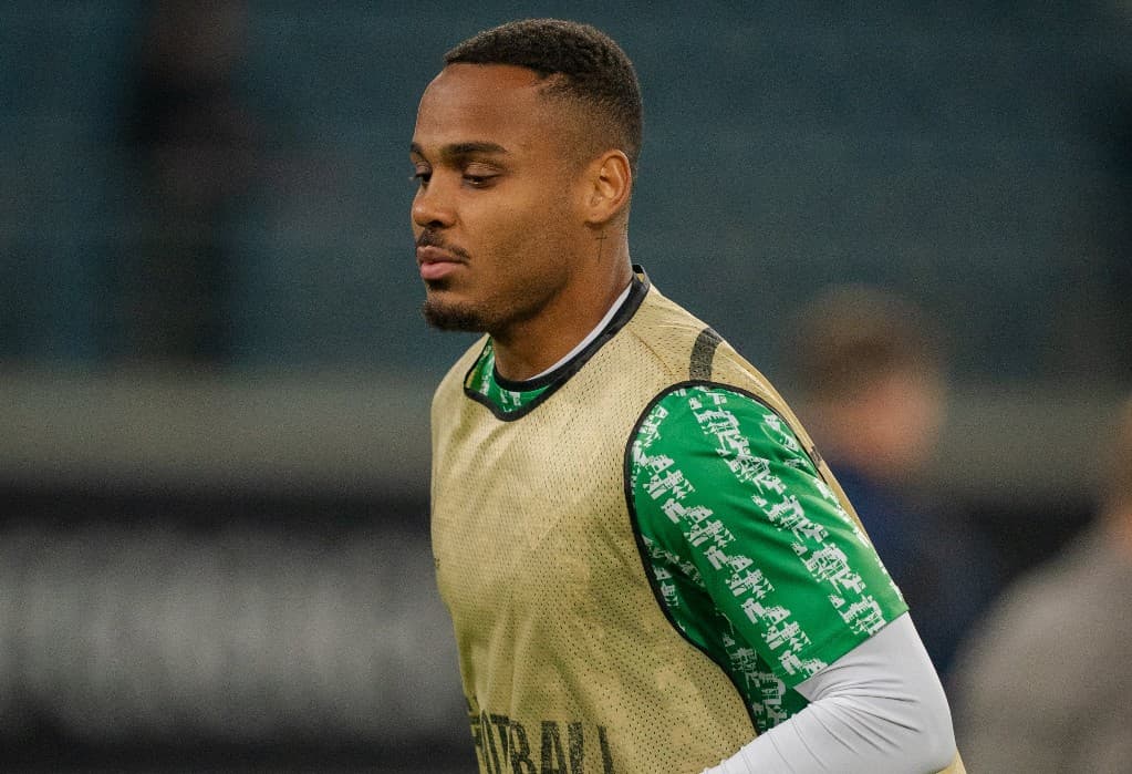 Natan aquecendo para partida do Real Betis pela Conference League