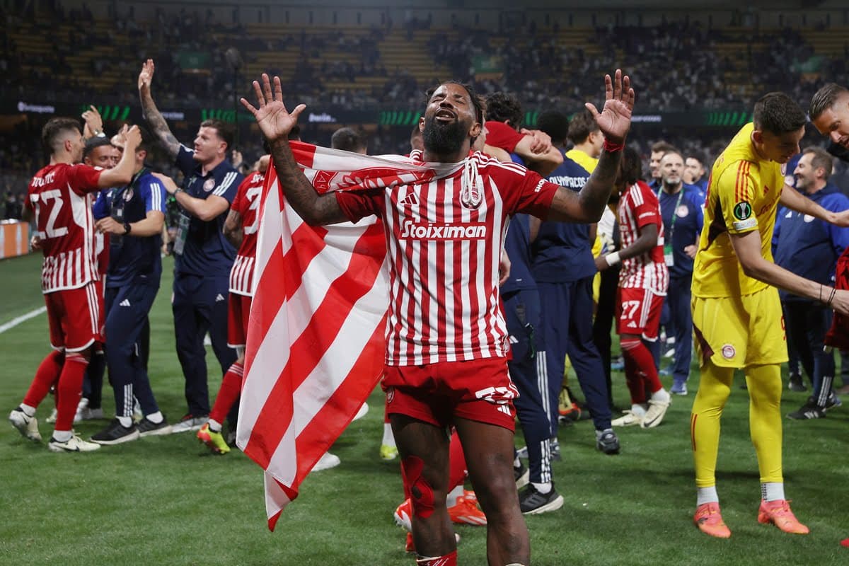 Rodinei celebra após jogo do Olympiacos
