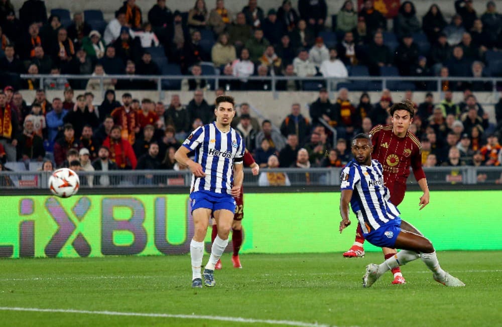 Paulo Dybala, da AS Roma, marca o segundo gol de seu time durante a partida de segunda mão do play-off das eliminatórias da UEFA Europa League 2024/25 entre AS Roma e FC Porto, no Stadio Olimpico, em 20 de fevereiro de 2025, em Roma, Itália