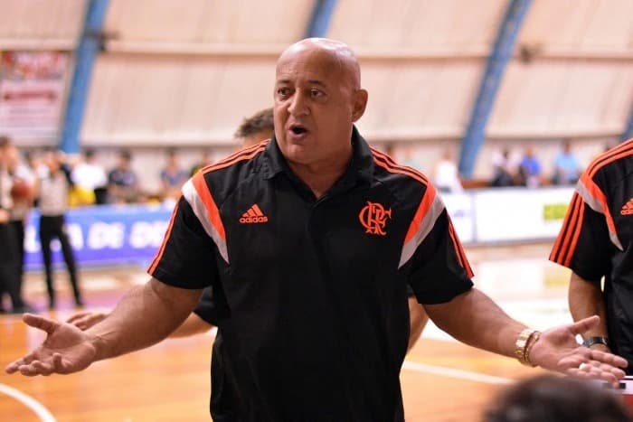Paulo Chupeta na beira da quadra como técnico do Flamengo