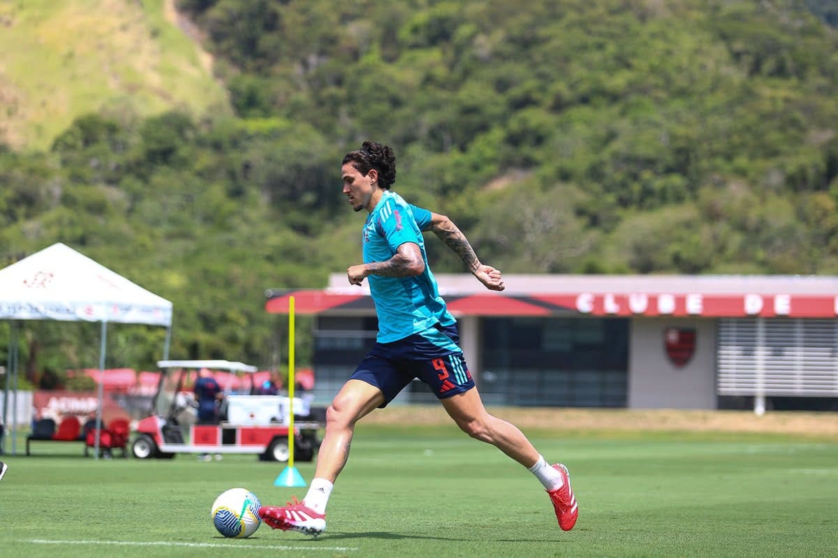 Pedro conduz a bola em treinamento no Ninho do Urubu