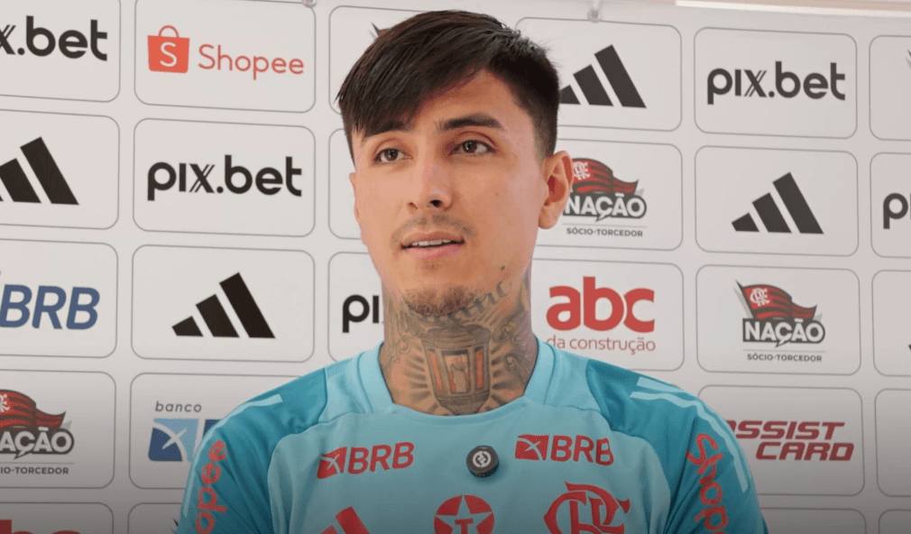 Pulgar concede entrevista no Ninho do Urubu