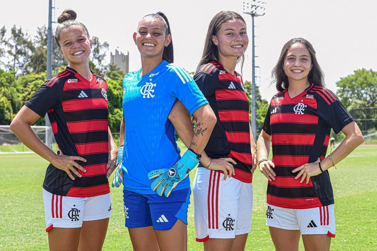 As quatro novas atletas da base feminina posam para a foto, todas estão sorrindo e vestindo o Manto Rubro-Negro