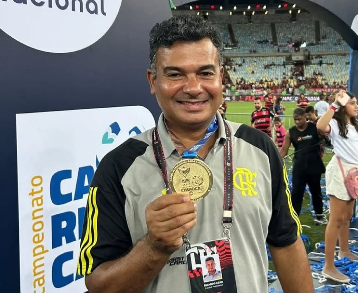 Ricardo Valério celebra o título do Campeonato Carioca com uma medalha em destaque