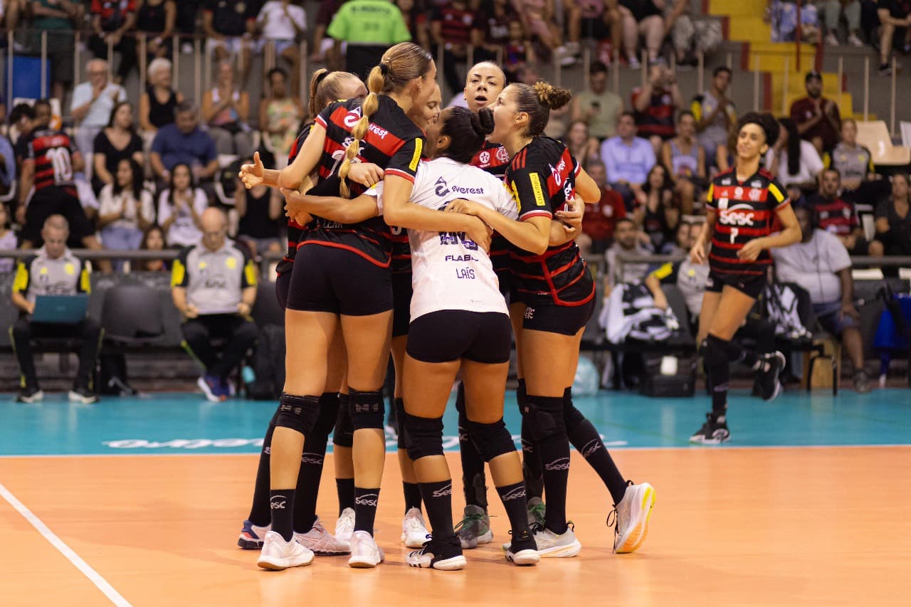 Time do Sesc Flamengo reunido em quadra
