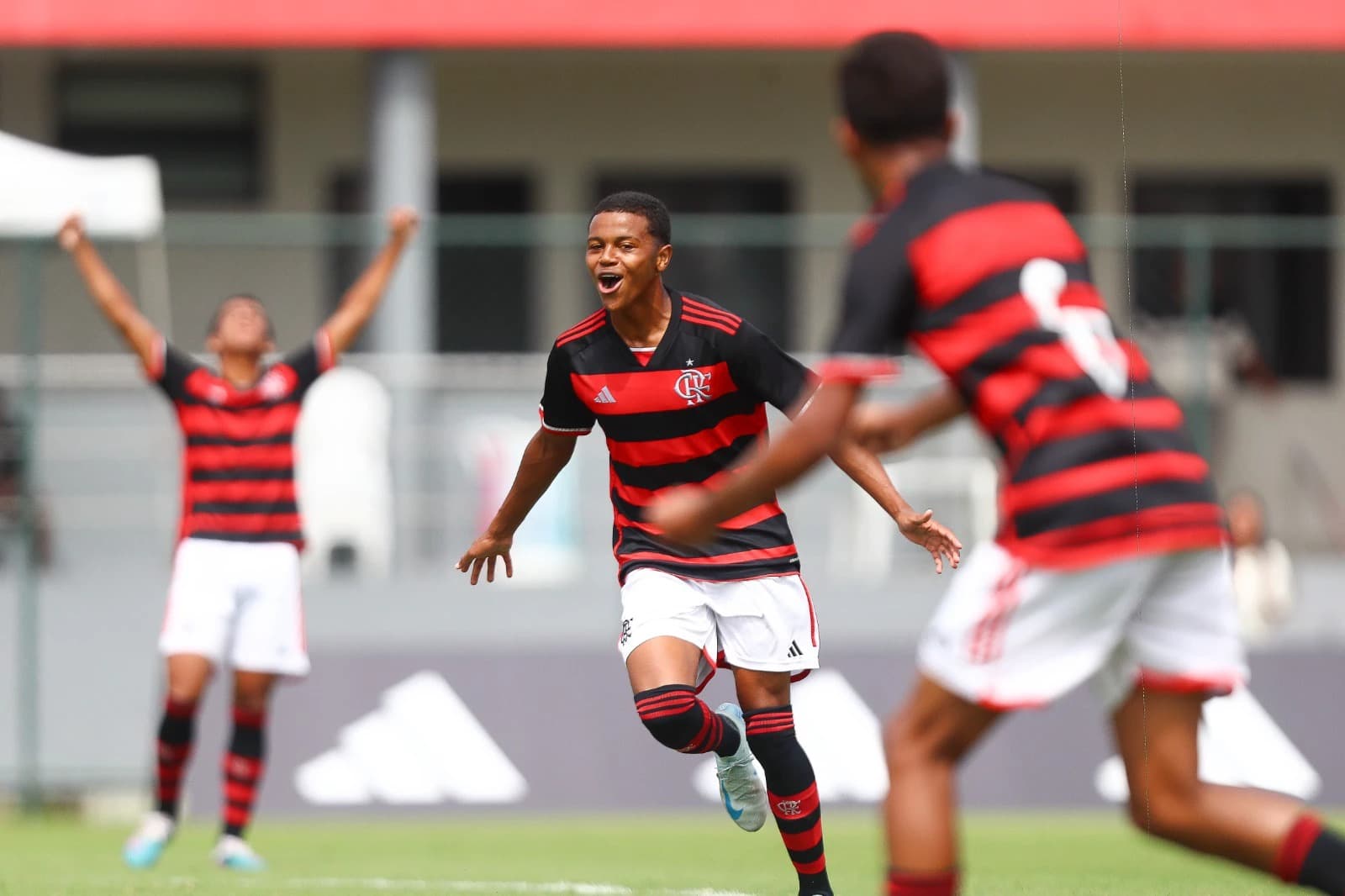 Jogadores do Flamengo sub-17 comemoram gol