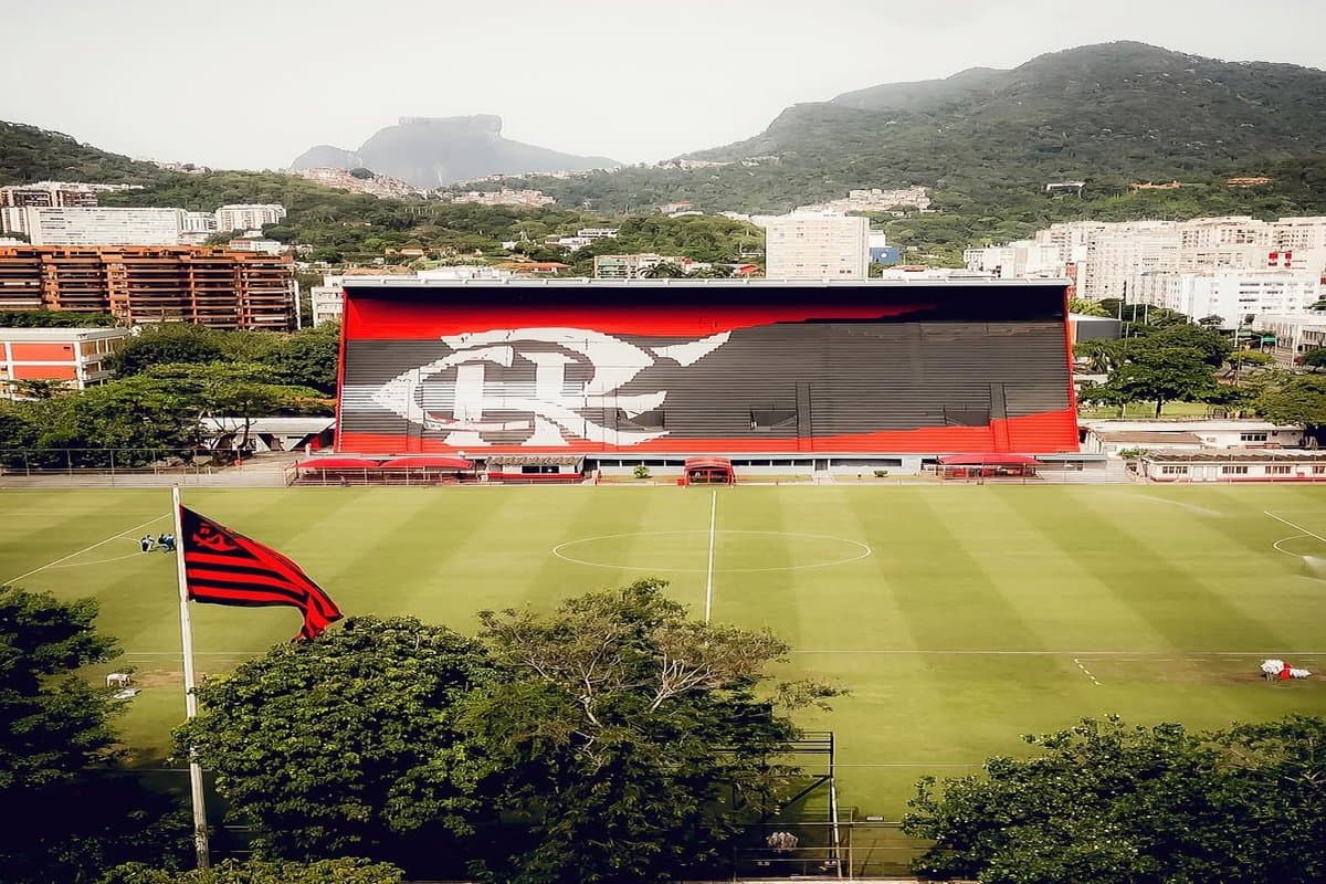 Na foto está a arquibancada do Flamengo, na Gávea, com sua nova pintura mostrando o escudo do clube