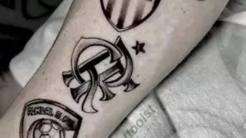 Tatuagem do Flamengo no braço de Cuéllar, que tatua os clubes por onde jogou; Júnior Barranquilla e Al Hilal aparecem antes e depois do Mengão