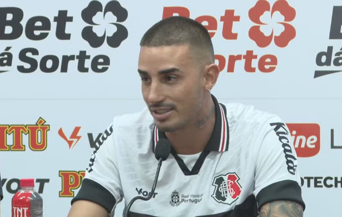 thiago galhardo em apresentação no santa cruz