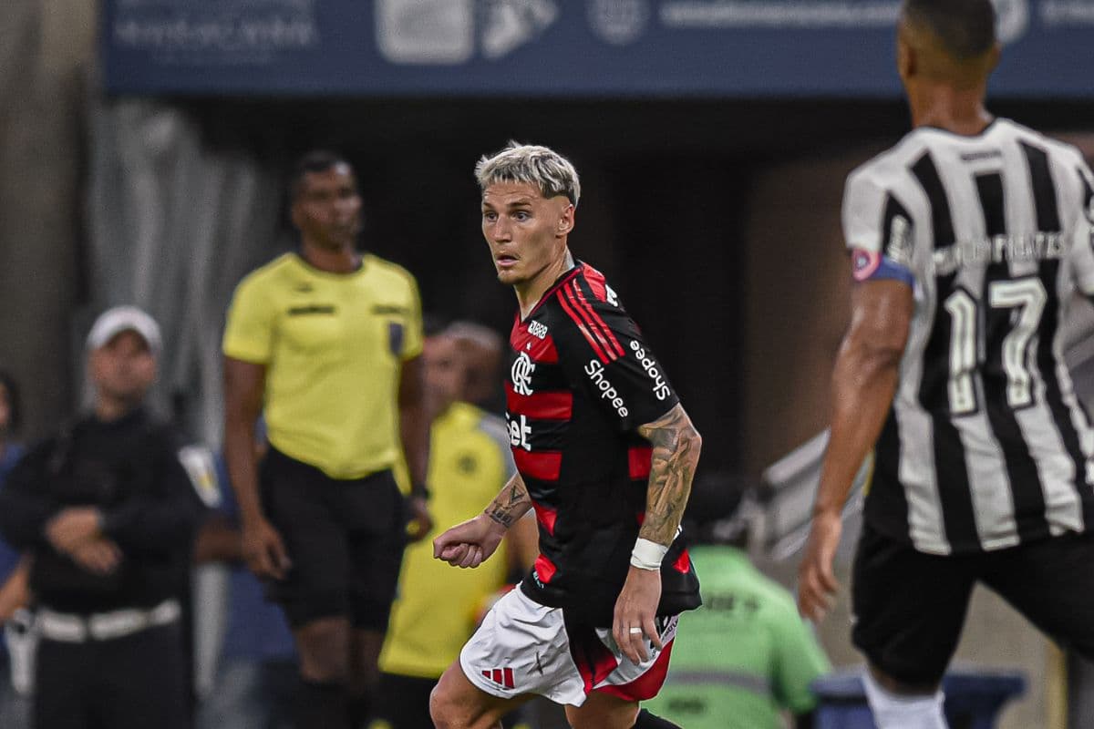 Varela atuando contra o Botafogo