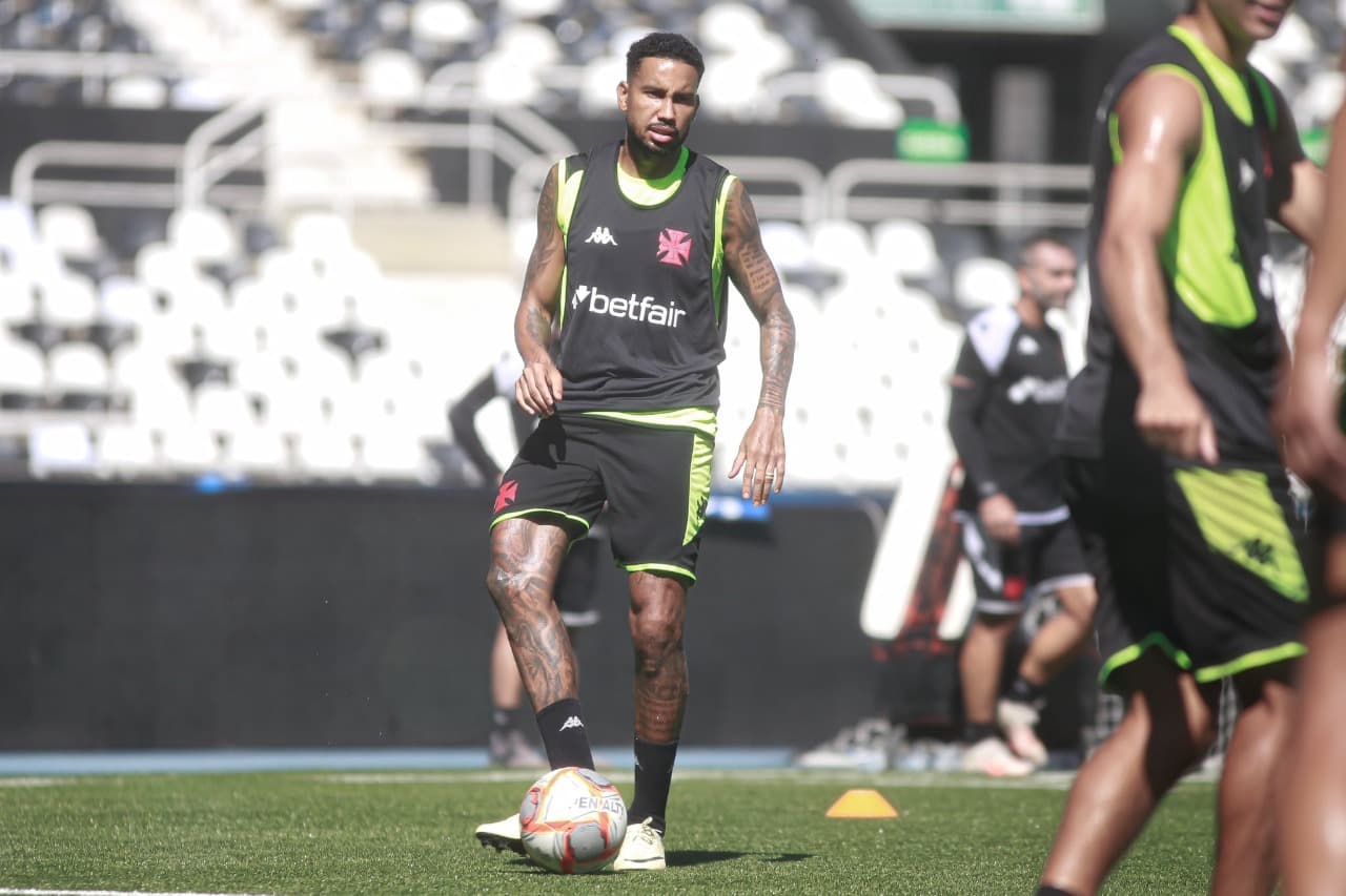 Jair com a bola em treino do Vasco no Engenhão