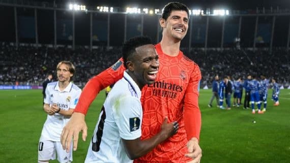 Vini abraçando Courtois