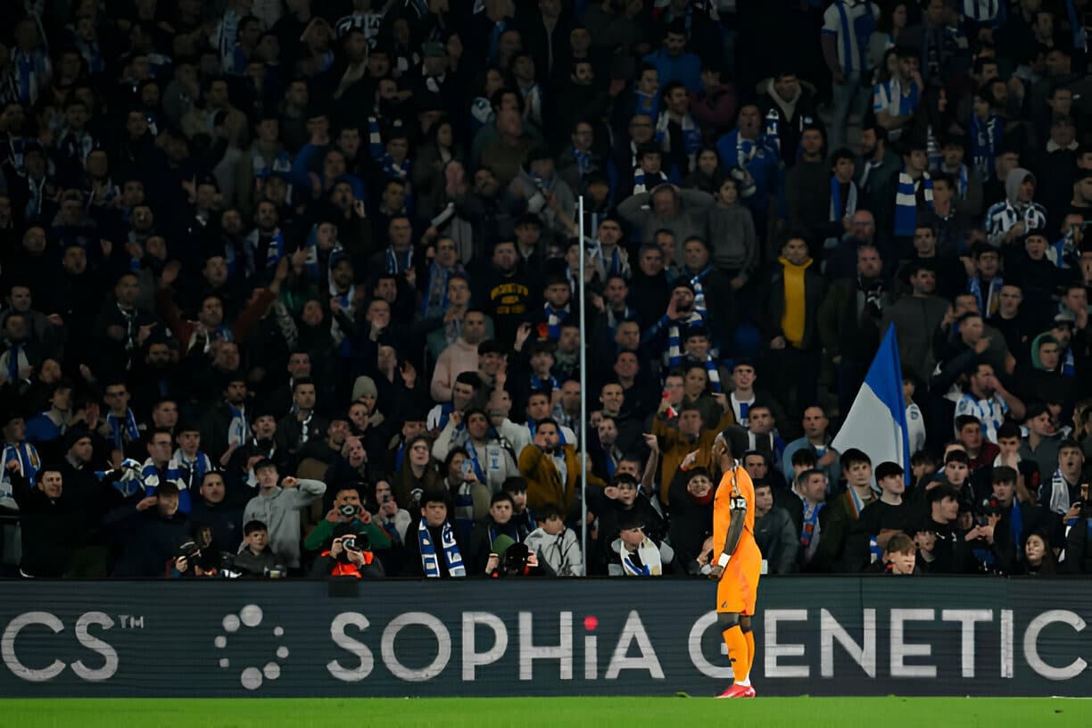 Vini Jr sendo hostilizado por torcedores da Real Sociedad