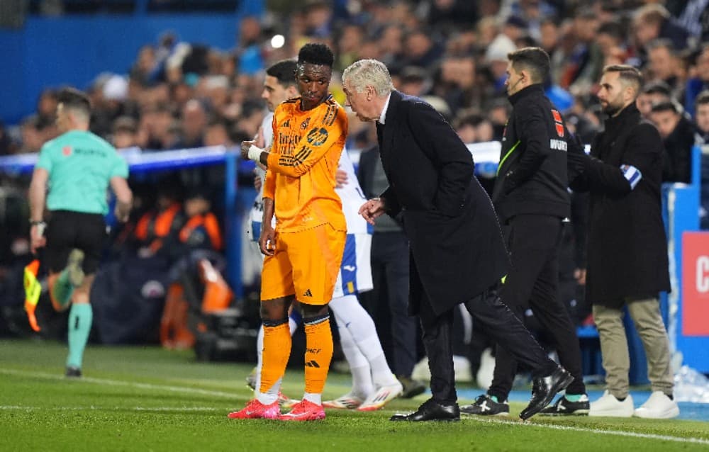 Carlo Ancelotti, técnico do Real Madrid, interage com seu jogador, Vinicius Junior, durante a partida da Copa del Rey entre CD Leganés e Real Madrid CF no Estadio Municipal de Butarque em 05 de fevereiro de 2025 em Leganés, Espanha