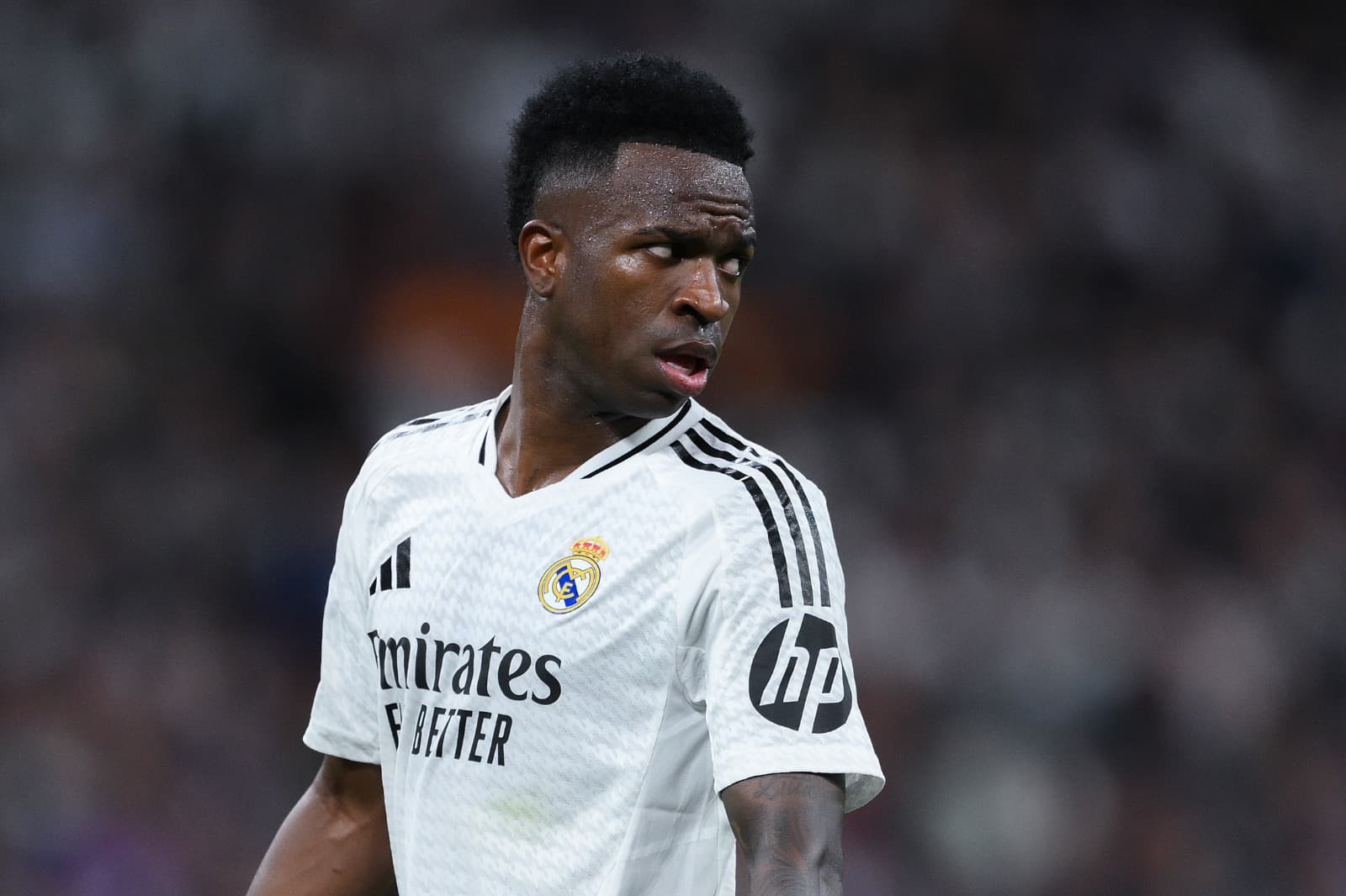 Vini Jr olha para trás em jogo Real Madrid