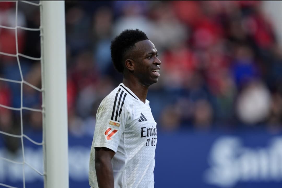 Vini Jr sorrindo durante jogo do Real Madrid