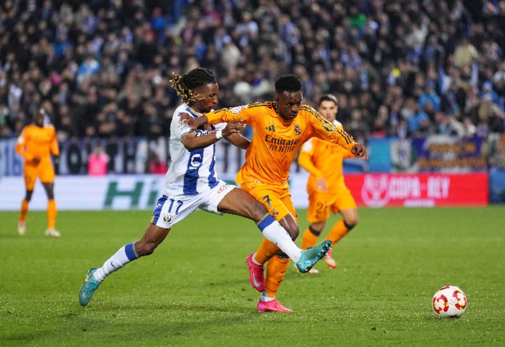 LEGANES, ESPANHA - 05 DE FEVEREIRO: Vinicius Junior do Real Madrid é desafiado por Yvan Neyou do CD Leganes durante a partida da Copa del Rey entre CD Leganes e Real Madrid CF no Estadio Municipal de Butarque em 05 de fevereiro de 2025 em Leganes, Espanha