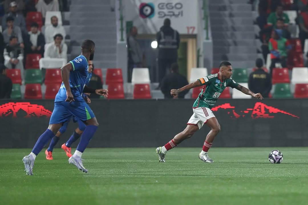 Vitinho em ação pelo Al-Ettifaq, da Arábia Saudita