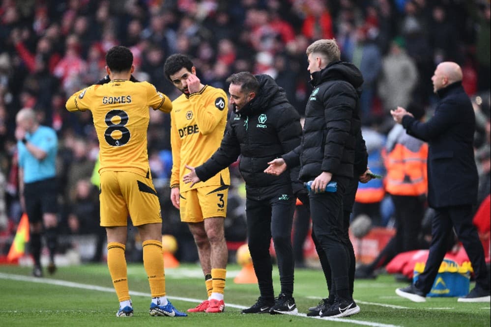 Vitor Pereira, técnico do Wolverhampton Wanderers, fala com João Gomes e Rayan Ait-Nouri do Wolverhampton Wanderers durante a partida da Premier League entre Liverpool FC e Wolverhampton Wanderers FC em Anfield, em 16 de fevereiro de 2025, em Liverpool, I